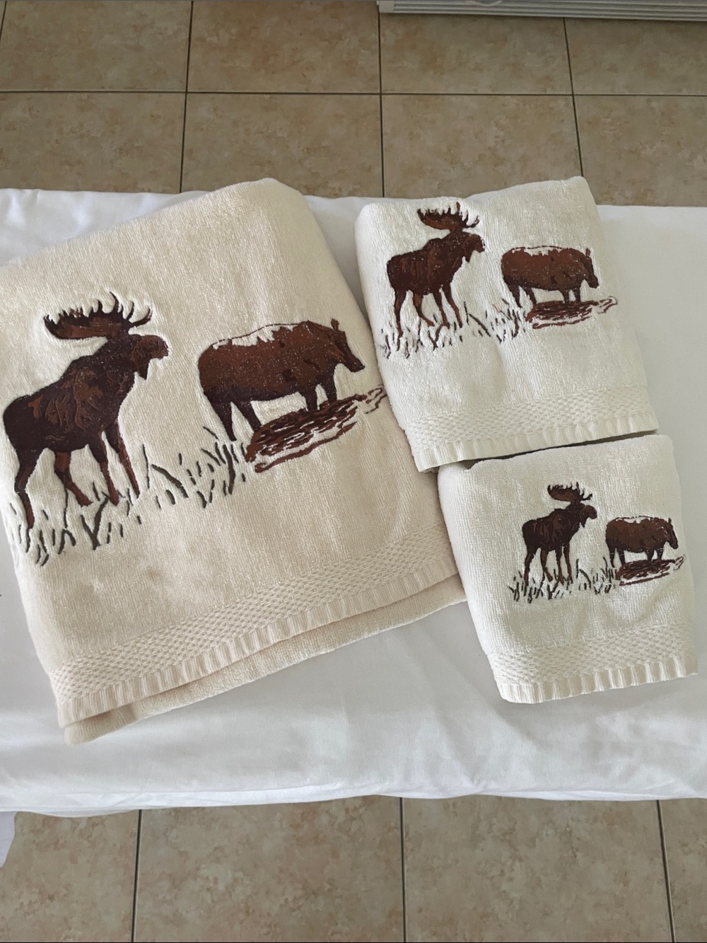 Moose Embroidered Cream Bath Towel Set